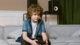 child with videogames